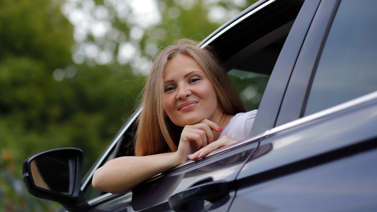 Владелица авто Анна Никифоренко за рулем