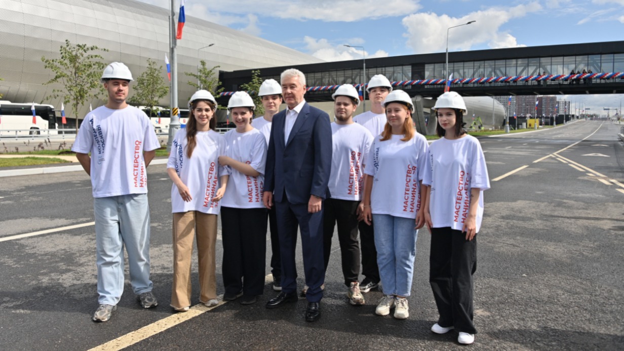 Мэр Москвы Сергей Собянин (в центре) с молодежью во время открытия четвертого участка магистрали «Солнцево — Бутово — Варшавское шоссе» от станции метро «Новомосковская» до улицы Эдварда Грига