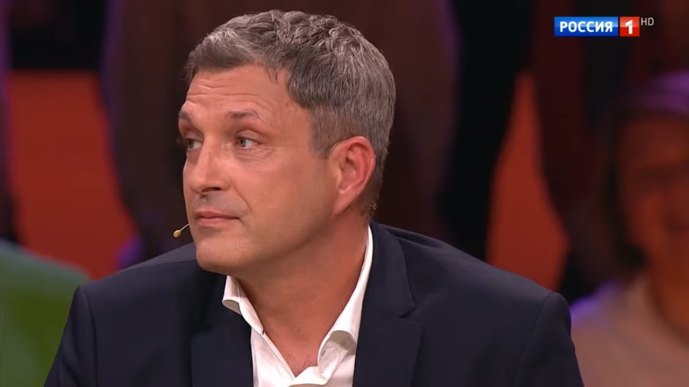 Актер Воловенко устроил дебош в самолете: что известно и что ему грозит