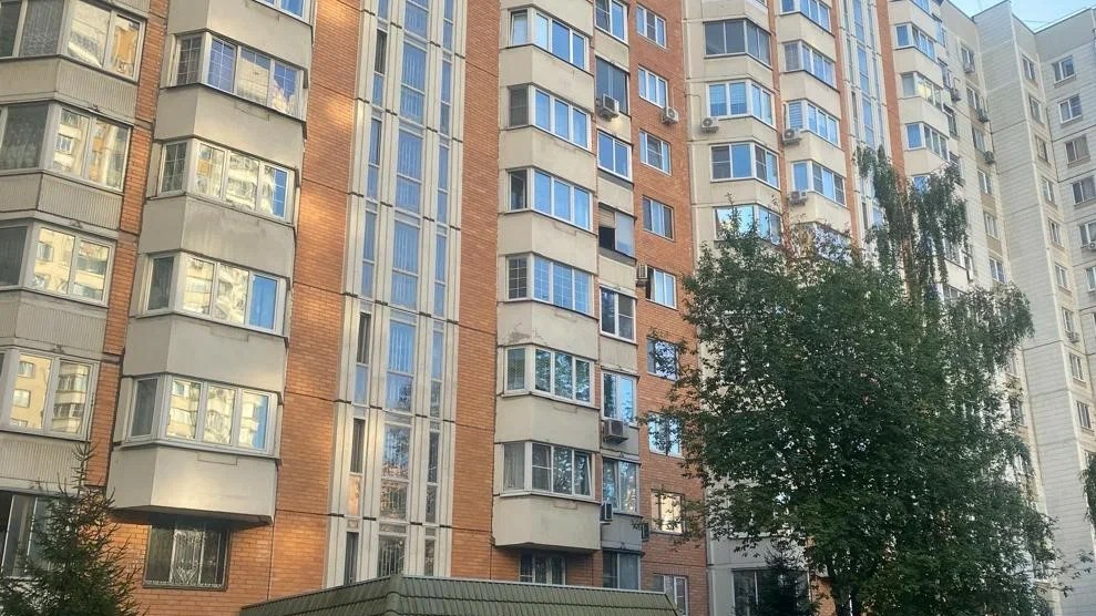 На юге столицы в многоквартирном доме 1999 года постройки заменят все лифтовое оборудование