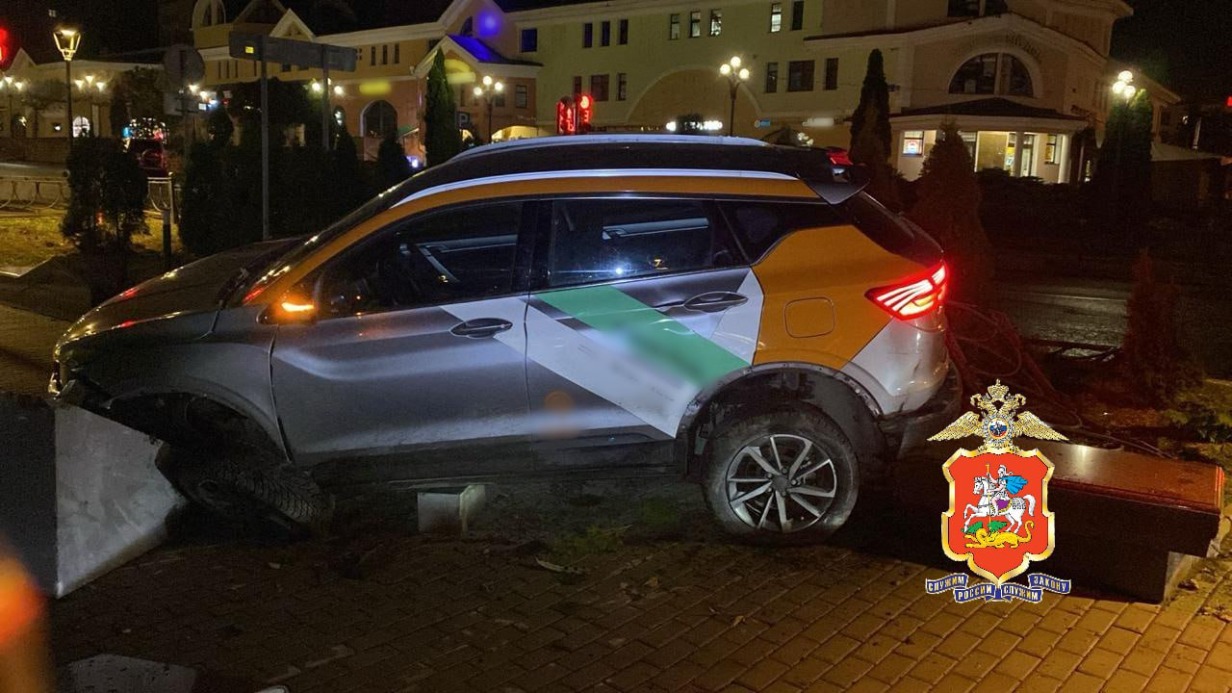 Автомобиль снес мемориал героев Великой Отечественной войны в Дмитрове