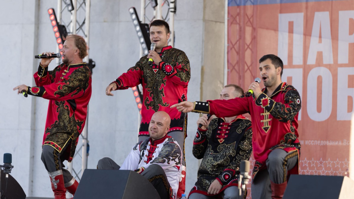 Легендарные артисты и молодые таланты выступили у Музея Победы 