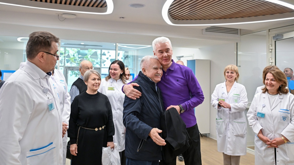 Мэр Москвы Сергей Собянин на открытии городской поликлиники № 5 в Даевом переулке пообщался с местным жителем Афанасием Рощиным, который поблагодарил главу города за программу реконструкции медучреждений