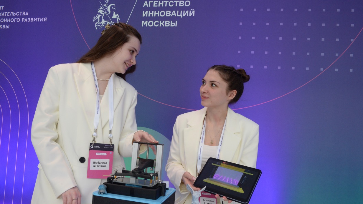 Сотрудницы кластера «Ломоносов» Анастасия Шабалова и Ксения Сорокина на Дне инноваторов представляют свои проекты