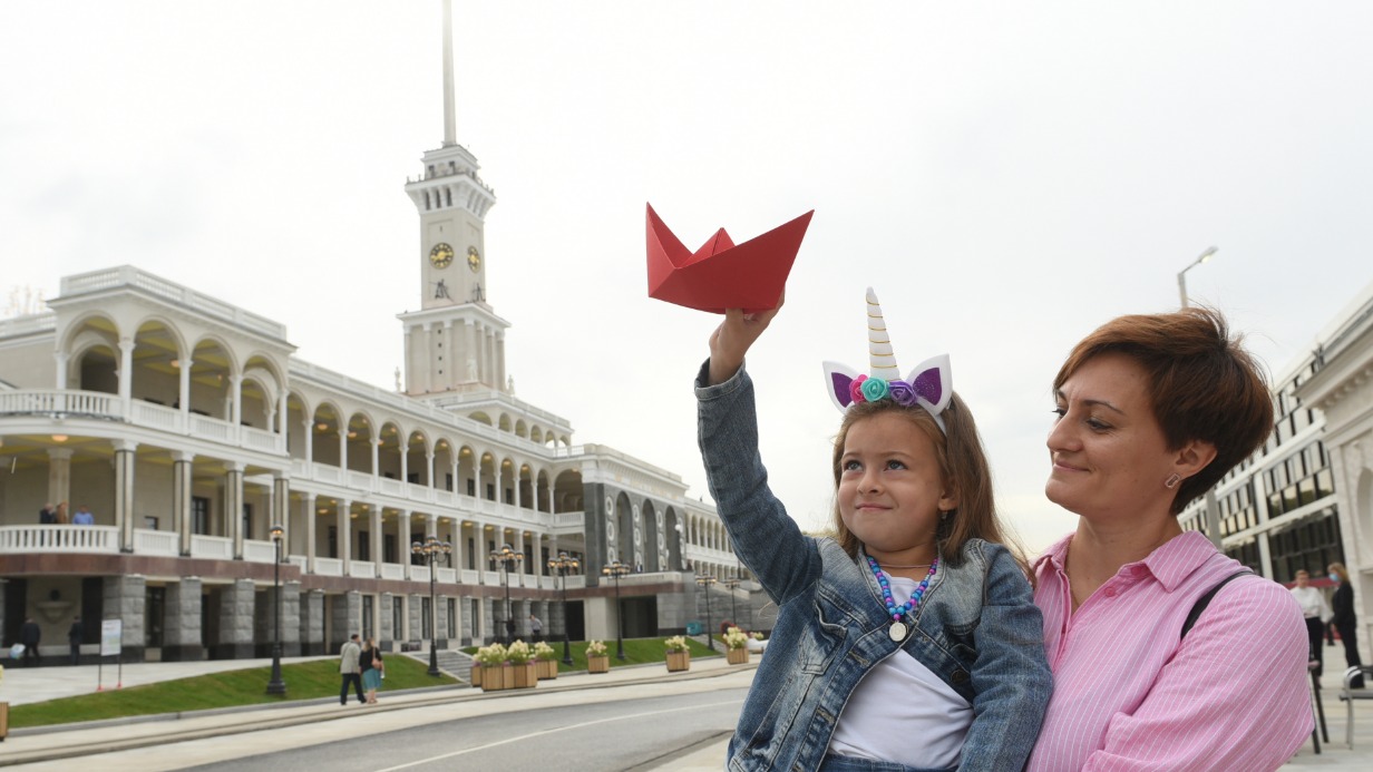Москвичка Анастасия Орлова с дочерью Дарьяной прогуливаются у Северного речного вокзала, который открыли как раз ко Дню города после масштабной реставрации
