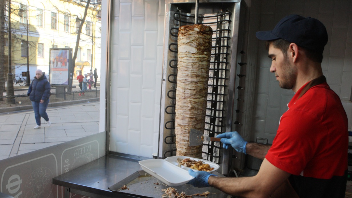 Со следующего года мигрантам запретят работать в сфере уличного питания в нестационарных торговых точках