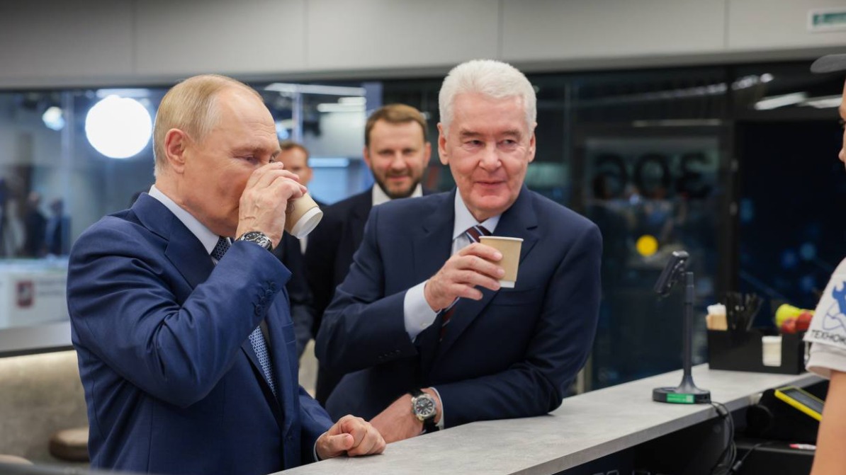 Путин и Собянин выпили по стаканчику кофе в студенческой столовой