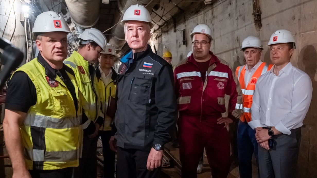 Мэр Москвы Сергей Собянин вместе с гендиректором Мосметростроя Сергеем Жуковым и заммэра Москвы по вопросам транспорта и промышленности Максимом Ликсутовым на строительной площадке станции «Достоевская» Кольцевой линии Московского метрополитена