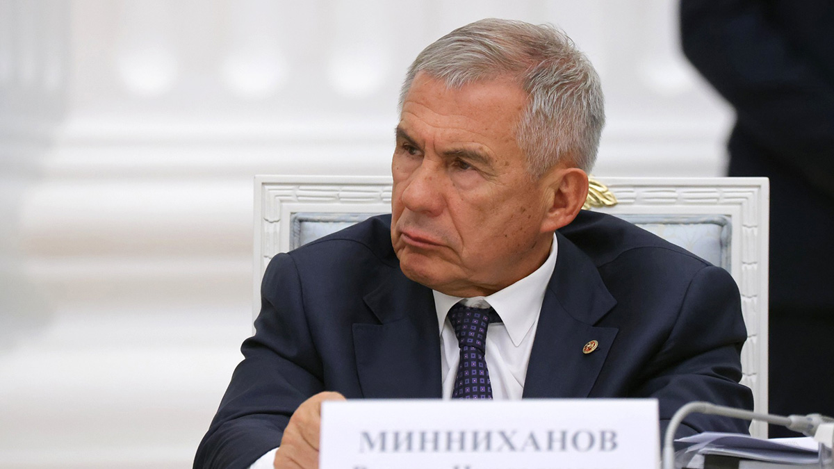 Глава Татарстана приехал к месту возгорания жилых домов Казани после атаки БПЛА