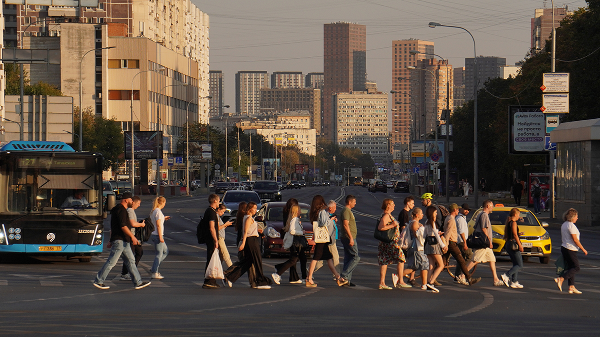 В России предложили штрафовать пешеходов в наушниках или с телефоном в руках