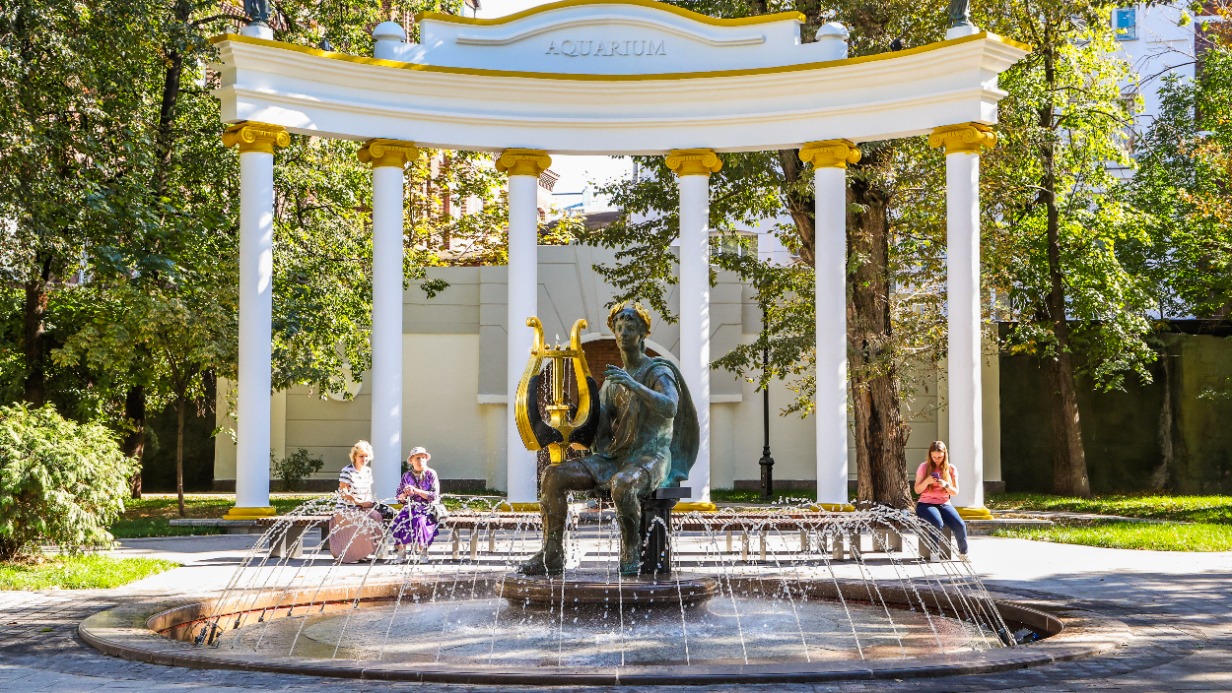 В саду «Аквариум» в центре Москвы обновили тротуары и отремонтировали фонтаны