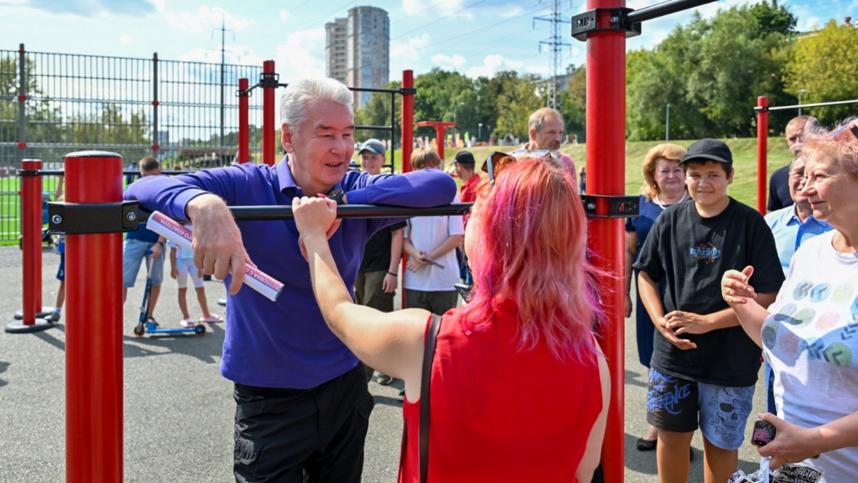 Мэр Москвы Сергей Собянин общается с жителями во время осмотра работ по благоустройству спортивного кластера и зоны отдыха в районе Котловка
