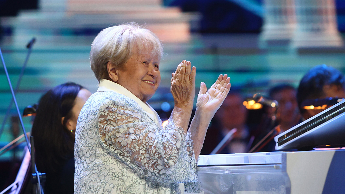 Сергей Собянин поздравил с юбилеем Александру Пахмутову