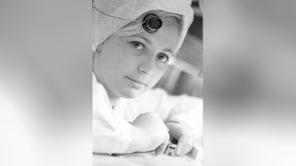 Сборщица Второго Московского часового завода «Слава» Зинаида Васильева