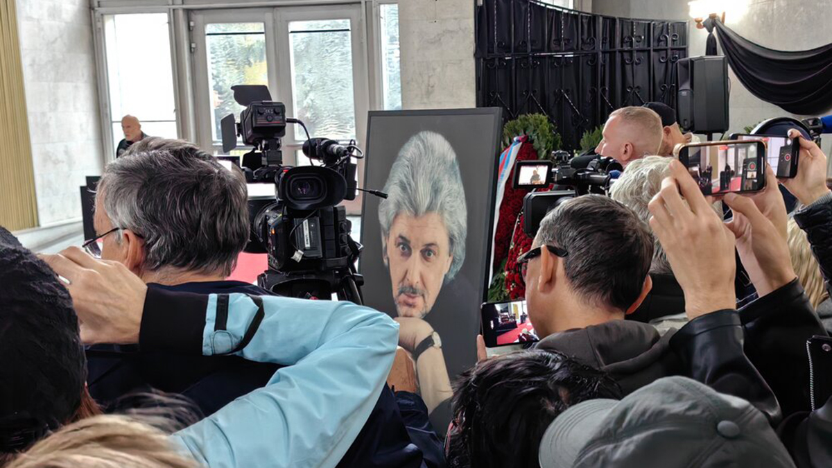 Вячеслава Добрынина проводили в последний путь аплодисментами