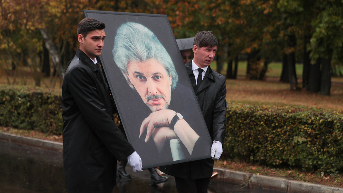 Вдова и дочь Добрынина проигнорировали его внебрачного сына на похоронах