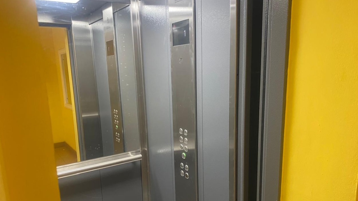 В центре столицы заменили все лифтовое оборудование в жилом доме 1998 года постройки