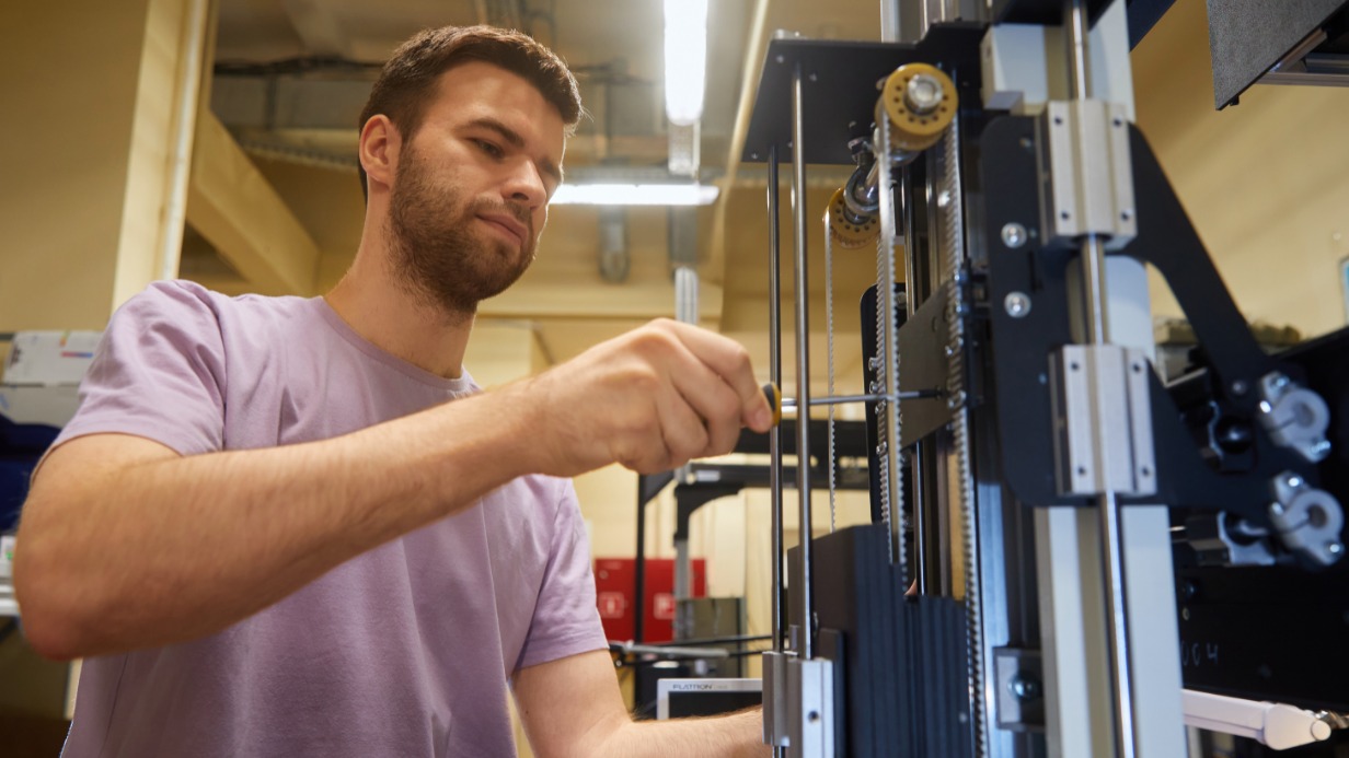 Начальник отдела технического контроля корпорации «Элар» Денис Бурдастиков настраивает сканирующее устройство