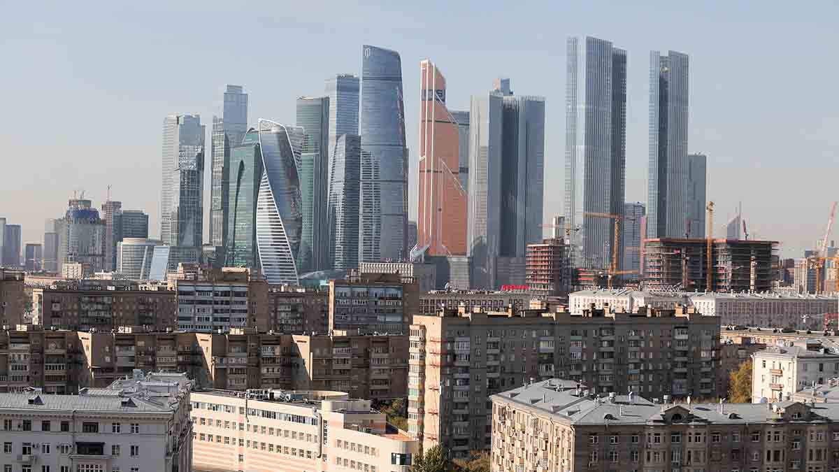 В районе Люблино демонтировали незаконную пристройку к магазинам на первом этаже жилого дома