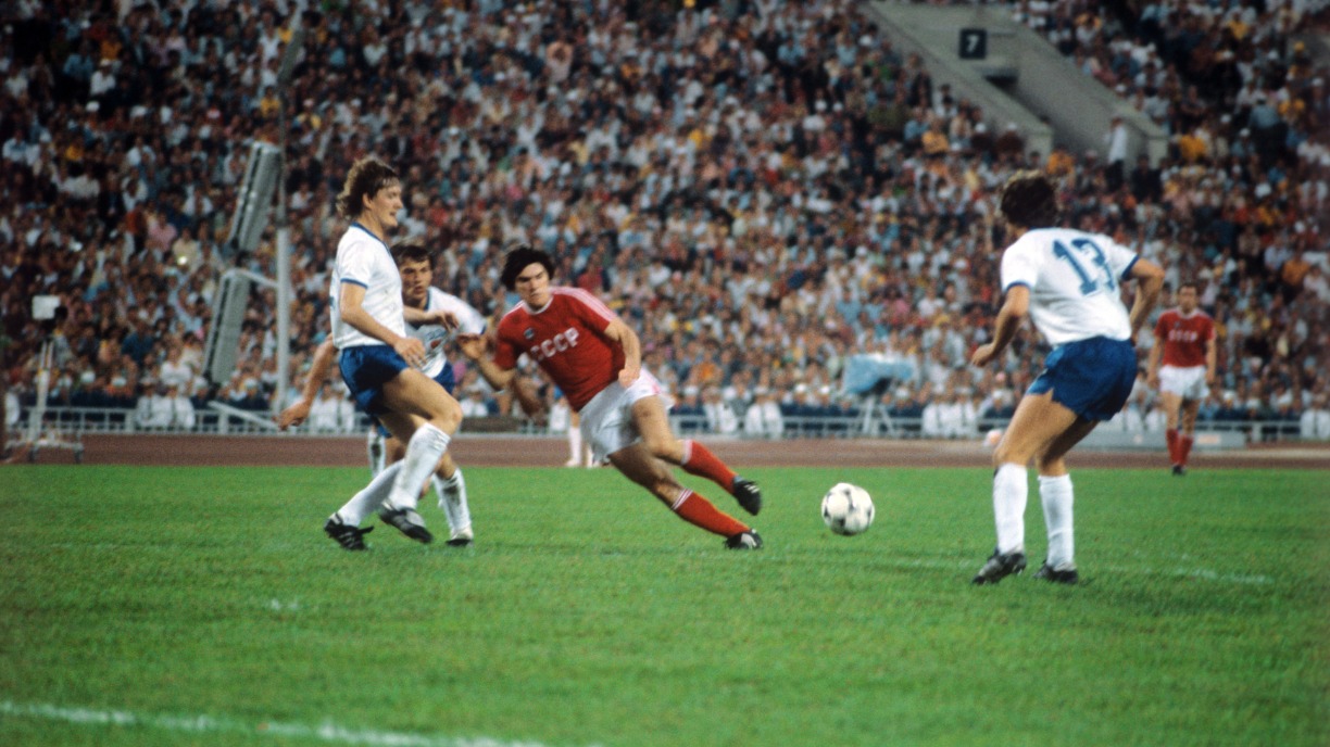 Никто и не думал, что можно играть за деньги: как поощряли футболистов в СССР