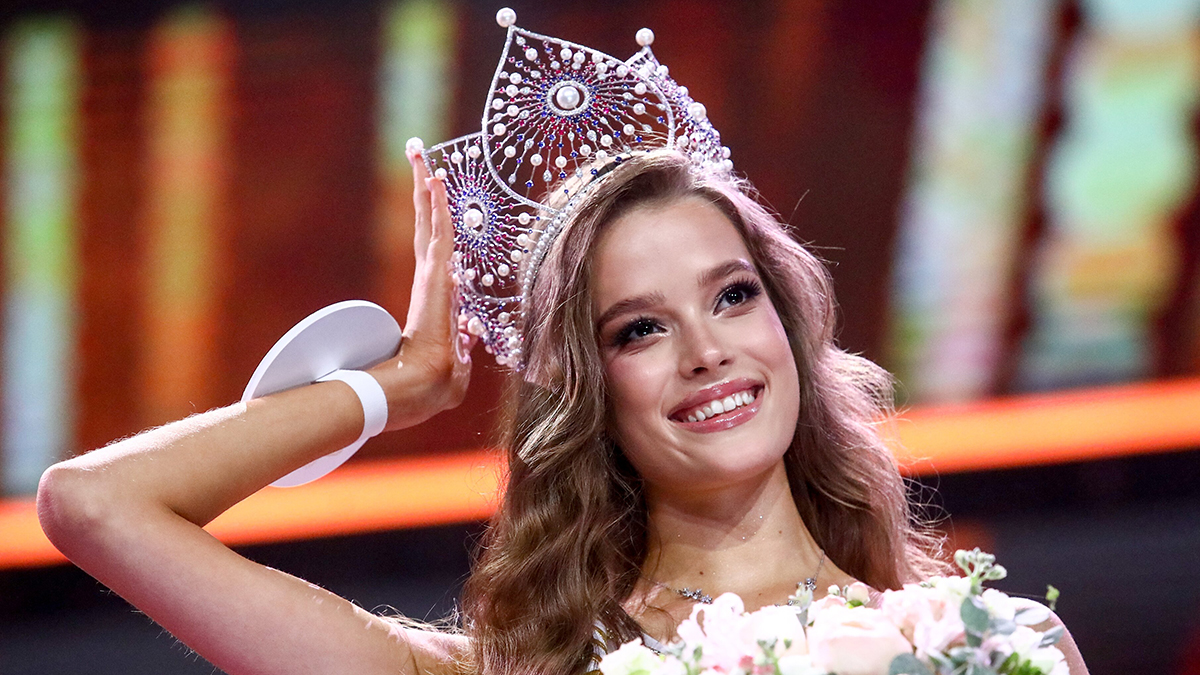 «Мисс Россия» Алексеева сдала экзамен по химии в халате почти за 25 тысяч рублей