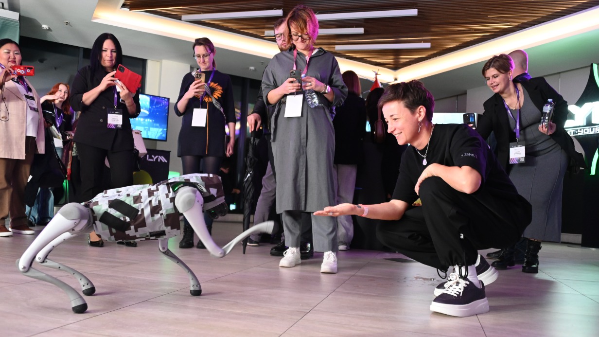 Продюсер ИT-компании Людмила Белобородова общается с робособакой, показывая ее возможности. Она отметила, что эти роботы могут быть компаньонами для одиноких горожан. А в жизни столицы они уже играют свою роль — фиксируют нарушения, например на стройках