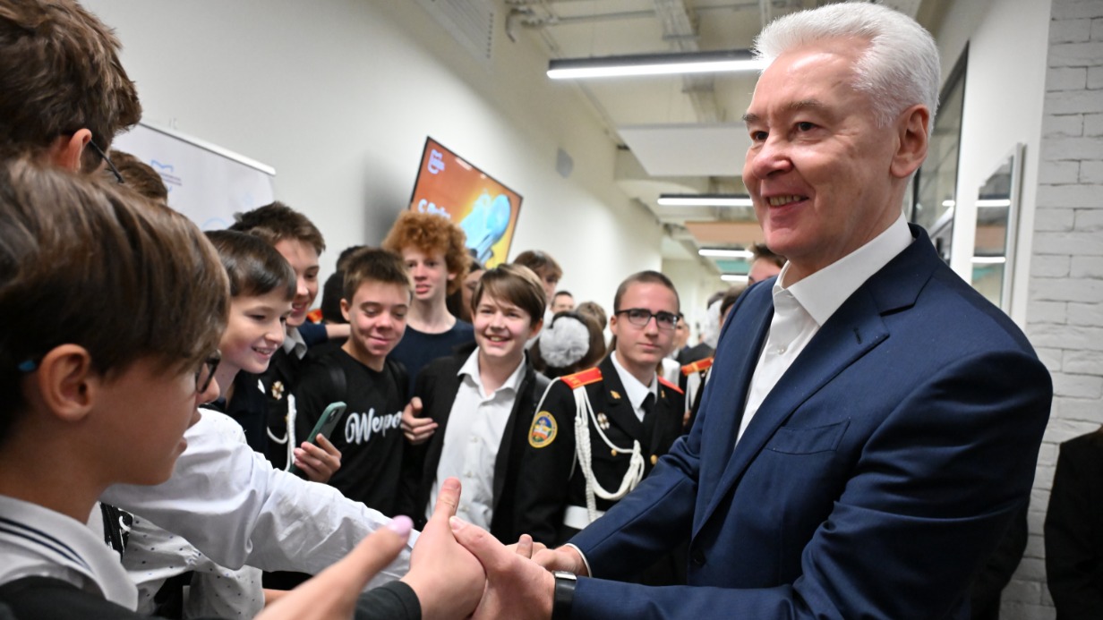 Мэр Москвы Сергей Собянин посетил обновленную школу № 37 в Раменках, пообщался с учениками и педагогами