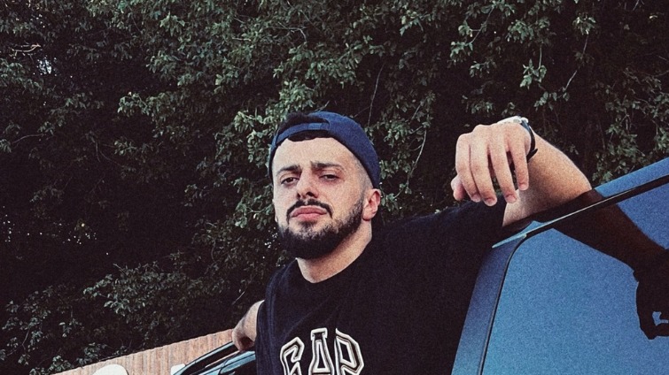 СМИ: Рэпер A.V.G попал в аварию в Москве