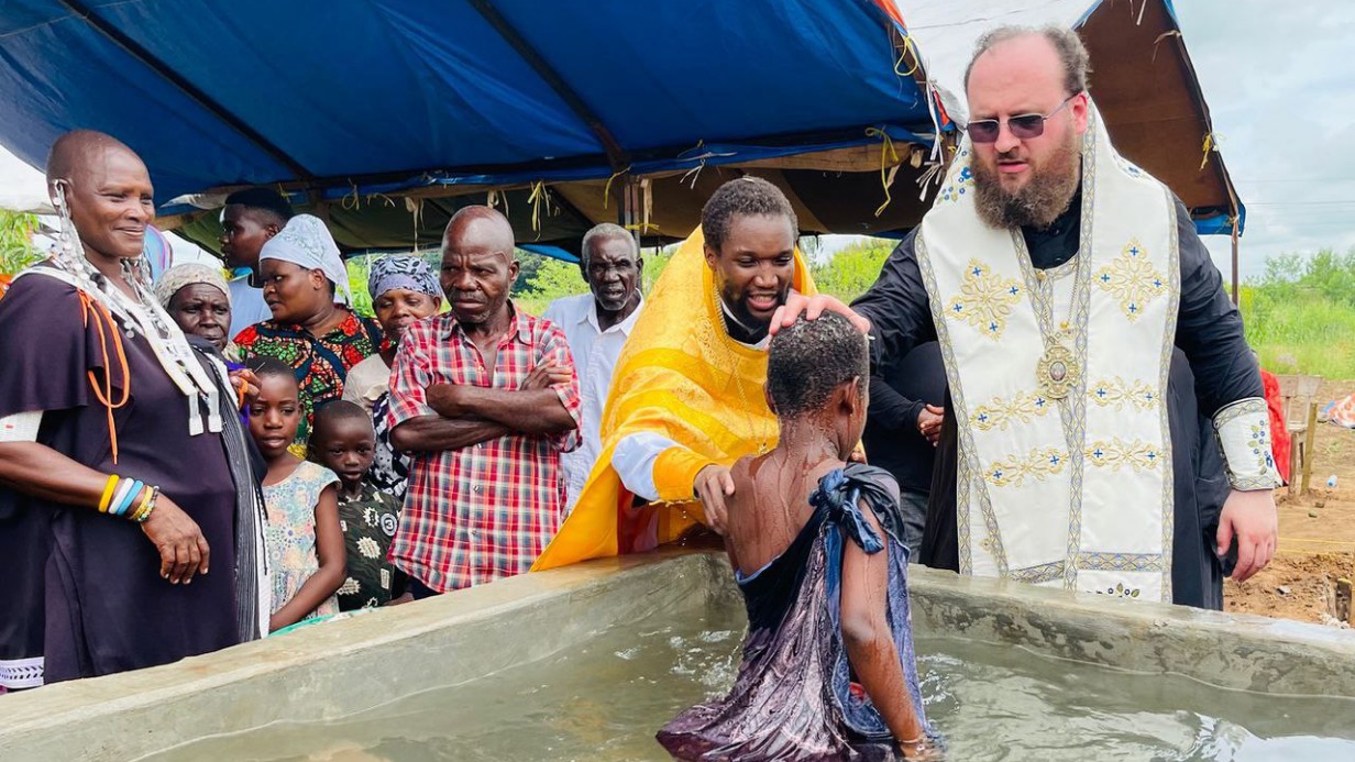 Владыка Константин крестит ребенка в приходе святителя Николая Чудотворца в селе Кимамба, которое находится в Танзании
