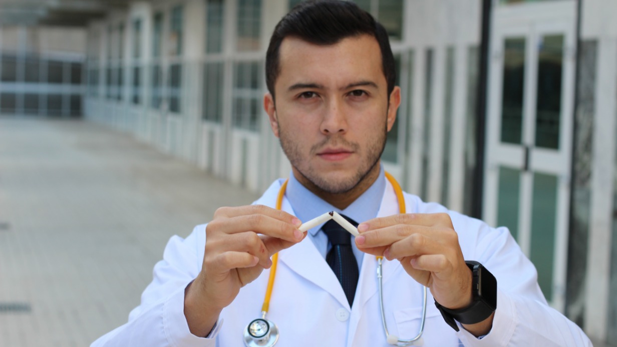 Врачи рекомендуют отказаться от табакокурения. От компонентов никотина особенно сильно страдают легкие и сердечно-сосудистая система