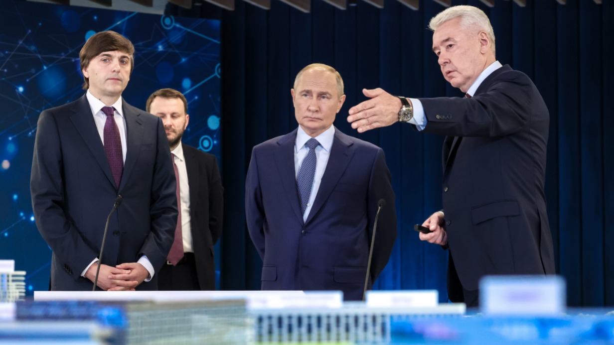 Министр просвещения Сергей Кравцов, заместитель руководителя администрации президента Максим Орешкин, президент РФ Владимир Путин и мэр Москвы Сергей Собянин открыли площадку практической подготовки колледжей столицы «Руднево»
