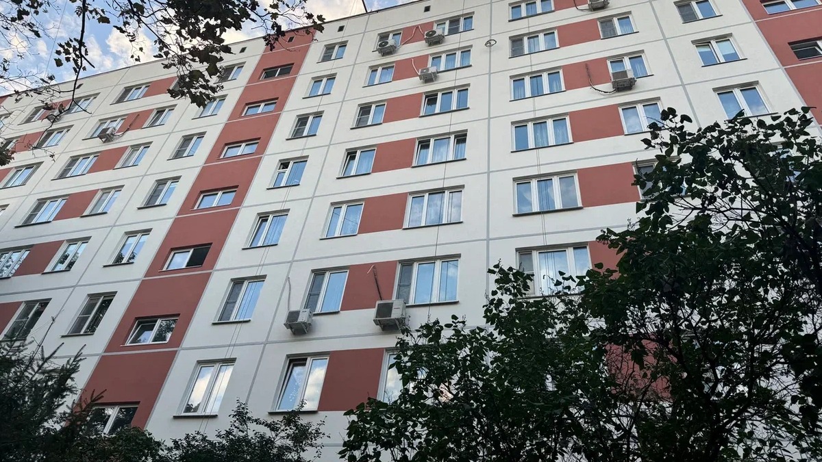 В районе Северное Измайлово завершается капремонт фасада дома 1969 года постройки