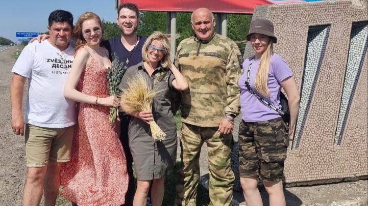 «Звездный десант» после концерта у комендатуры Мелитополя: Александр Красномовец, Оксана Митрофанова, Владимир Брилев, Ирина Анири, Алексей Огурцов, Елизавета Исаева