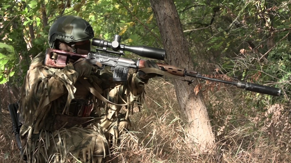 Замполит снайперской роты ВС РФ в зоне спецоперации. Он выполняет задачи по зачистке Угледара от украинских националистов