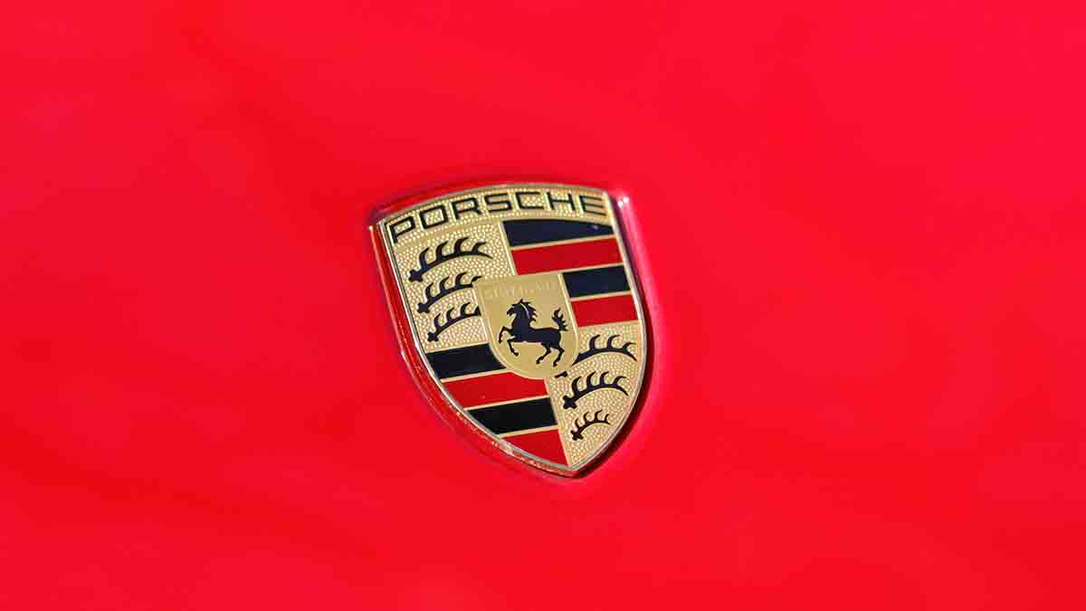 Перевернулся и задымился: Porsche вылетел в кювет после удара о столб на западе Москвы