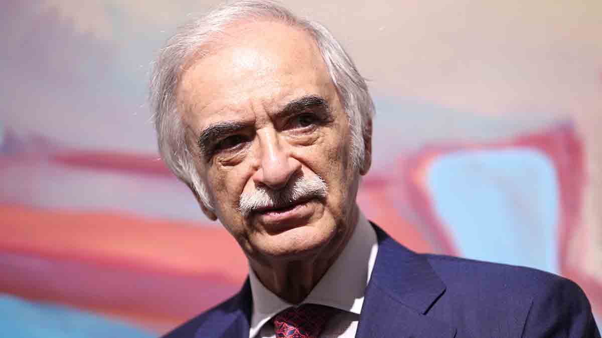 Полад Бюльбюль оглы женился на танцовщице, которая моложе его на 33 года