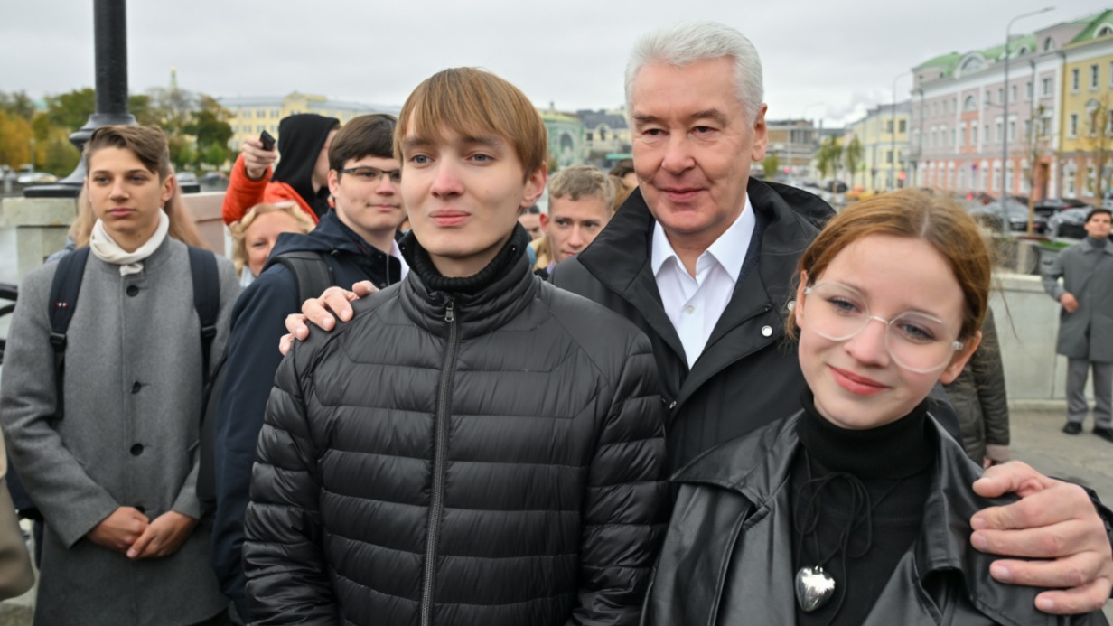 Мэр Москвы Сергей Собянин прогулялся по благоустроенной Кадашевской набережной и пообщался со студентами, которые также оценили новый прогулочный маршрут вдоль Москвы-реки. Теперь здесь есть удобные скамейки и велопарковки, красивые фонари и деревья