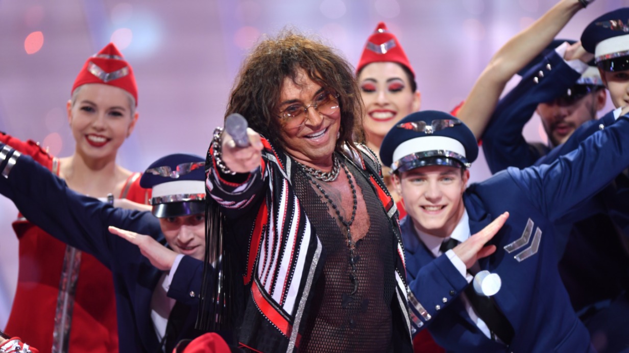 Под Новый год и гонорар растет: кто и сколько заработает на праздничных корпоративах