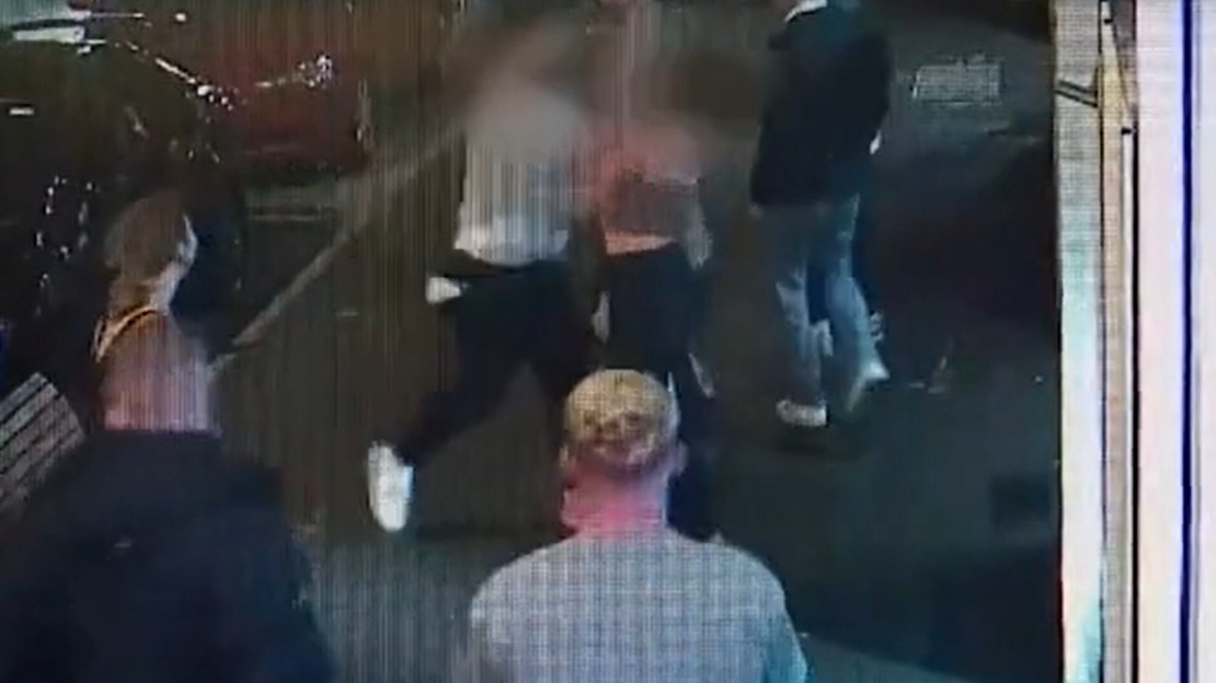 Появилось видео с ломающим челюсть туристке футбольным фанатом