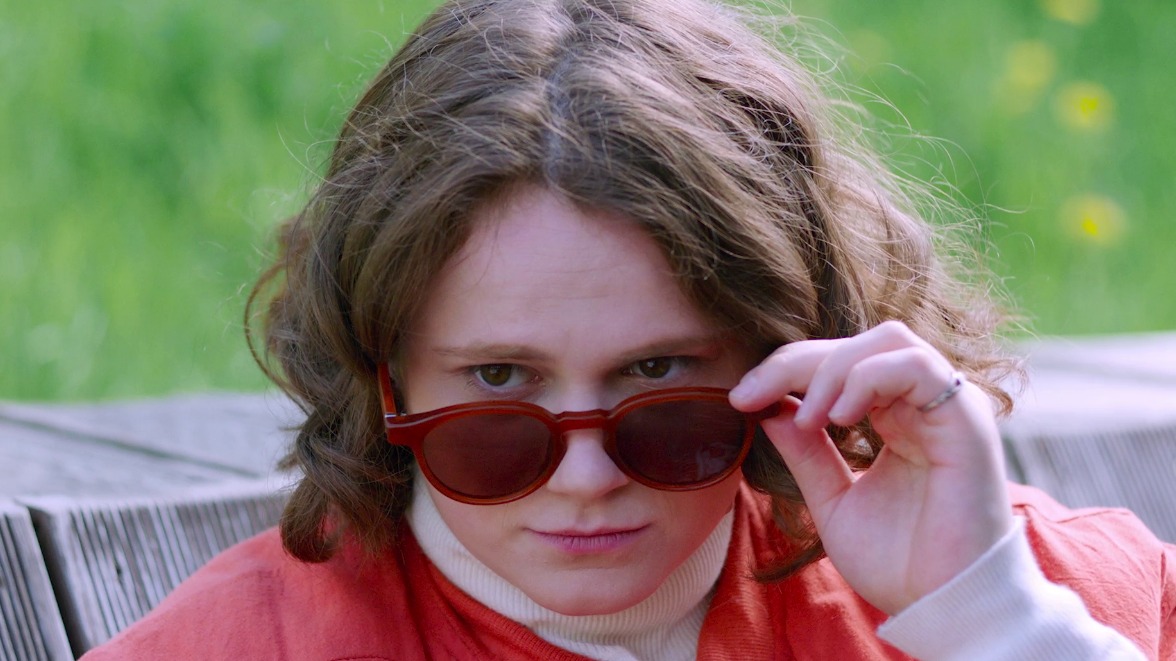 Кадр из фильма «Хуже всех» (2024). Роль одиннадцатиклассницы Ксюши Субботиной для актрисы Риммы Латышевой (на фото) стала дебютной в кино. Выпускницу Государственного музыкального училища эстрадно-джазового искусства отобрали из более чем тысячи претенденток, которые хотели сыграть Ксюшу