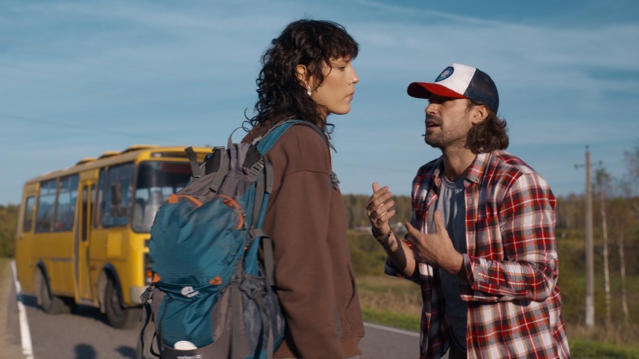 Кадр из фильма «Говорит Земля!» (2024). Актер Антон Филипенко в роли шахтера Стаса уговаривает экоактивистку Лену, которую сыграла Ирина Горбачева, вместе спасать мир