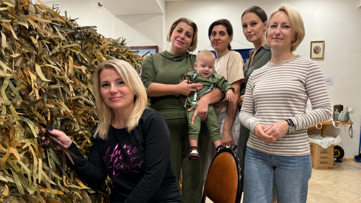 Волонтеры (слева направо) Юлия Стасевич, Тамара Карпенко с сыном Яниславом, Раиса Данилова, Елена Ширяева и Анна Гаспарова плетут маскировочные сети для бойцов специальной военной операции