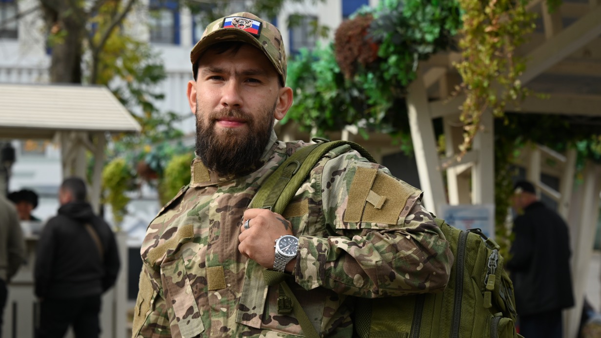 Москвич Василий Дузенко подписал контракт с МО РФ в Едином пункте отбора на улице Яблочкова. Мужчина пройдет подготовку в учебном центре, а затем отправится в зону специальной военной операции