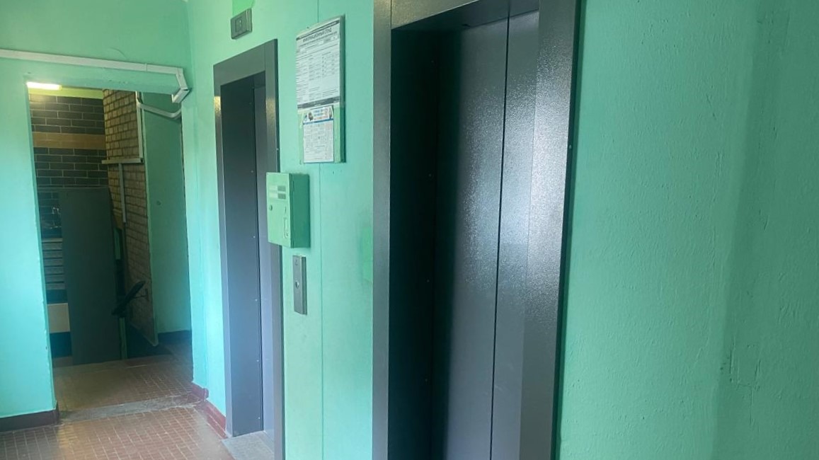 В 2024 году на юго-западе столицы в доме 1999 года постройки заменили все лифтовое оборудование