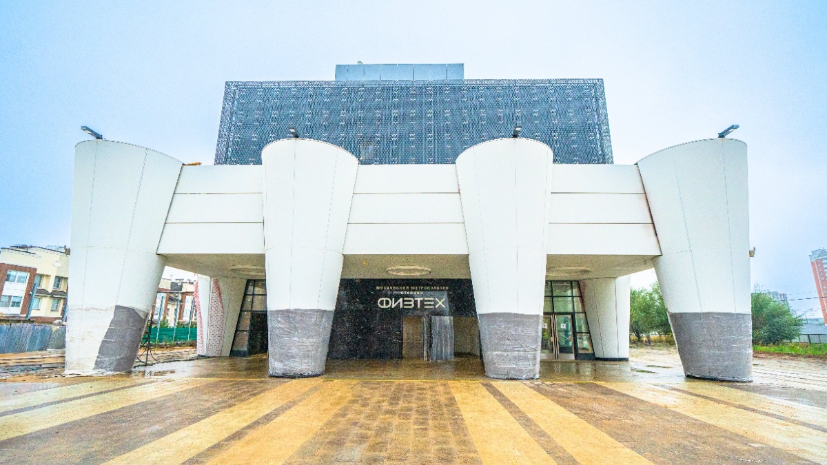 Десятков: Кассовый зал второго строящегося вестибюля станции «Физтех» украсили панно