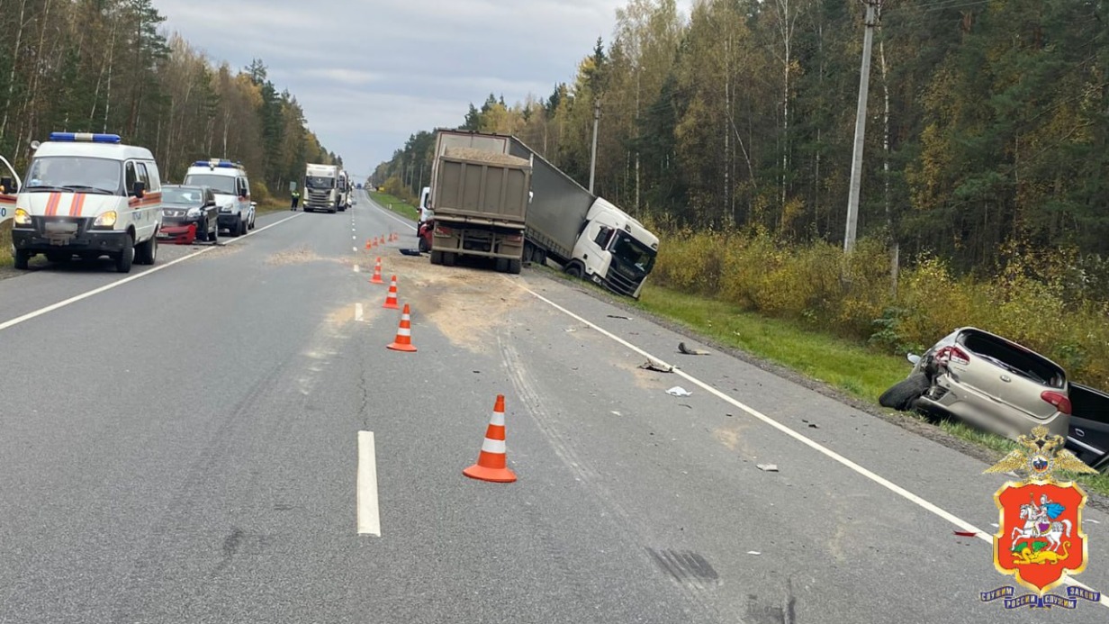 Два грузовика и три легковушки столкнулись под Павловским Посадом, есть погибший