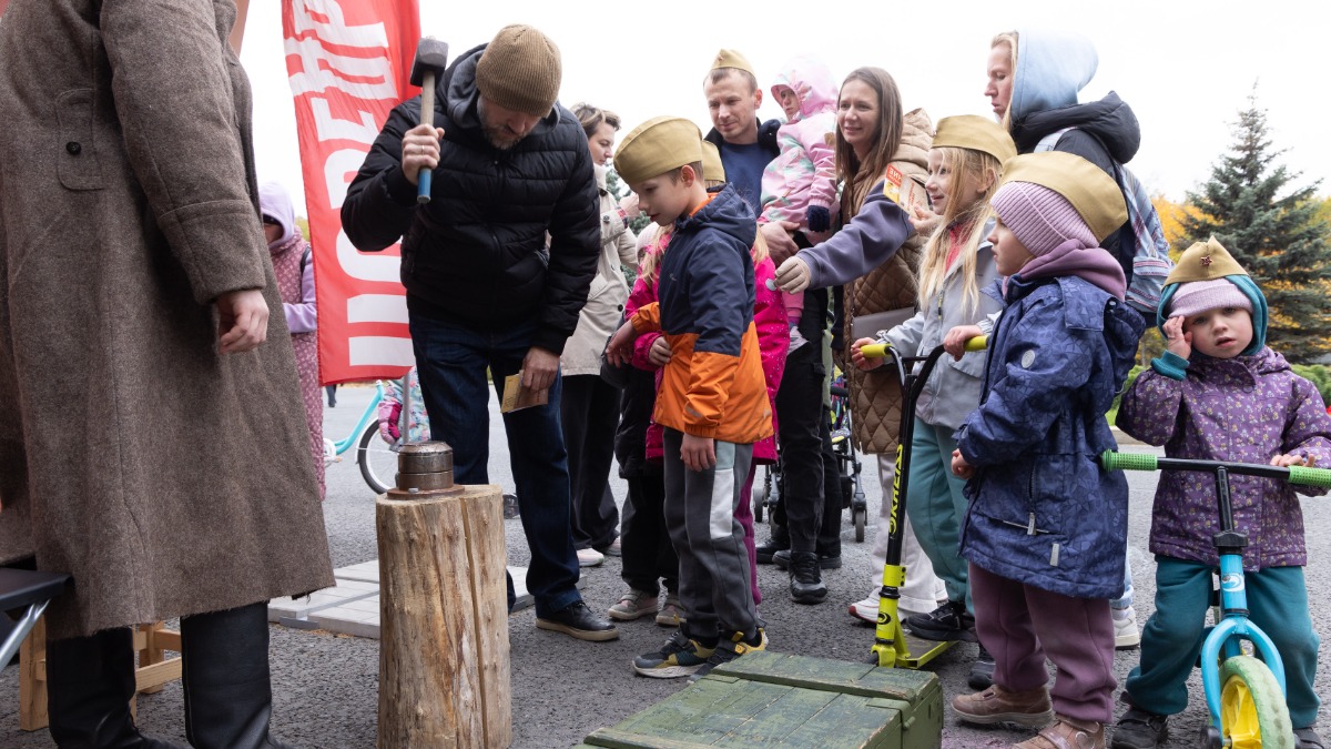 Осенние выходные москвичи провели в парке у Музея Победы