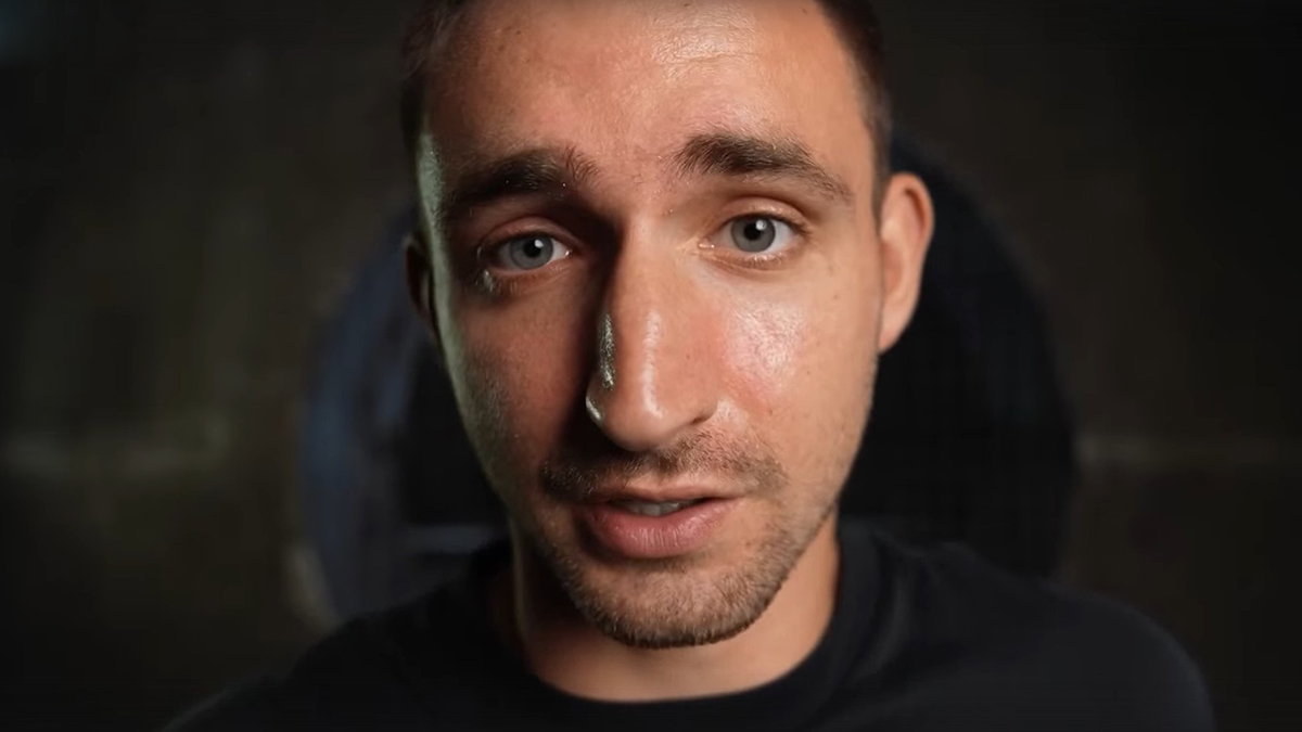 Блогеру Михаилу Литвину аннулировали военный билет: что ему грозит за подделку документа и побег в ОАЭ