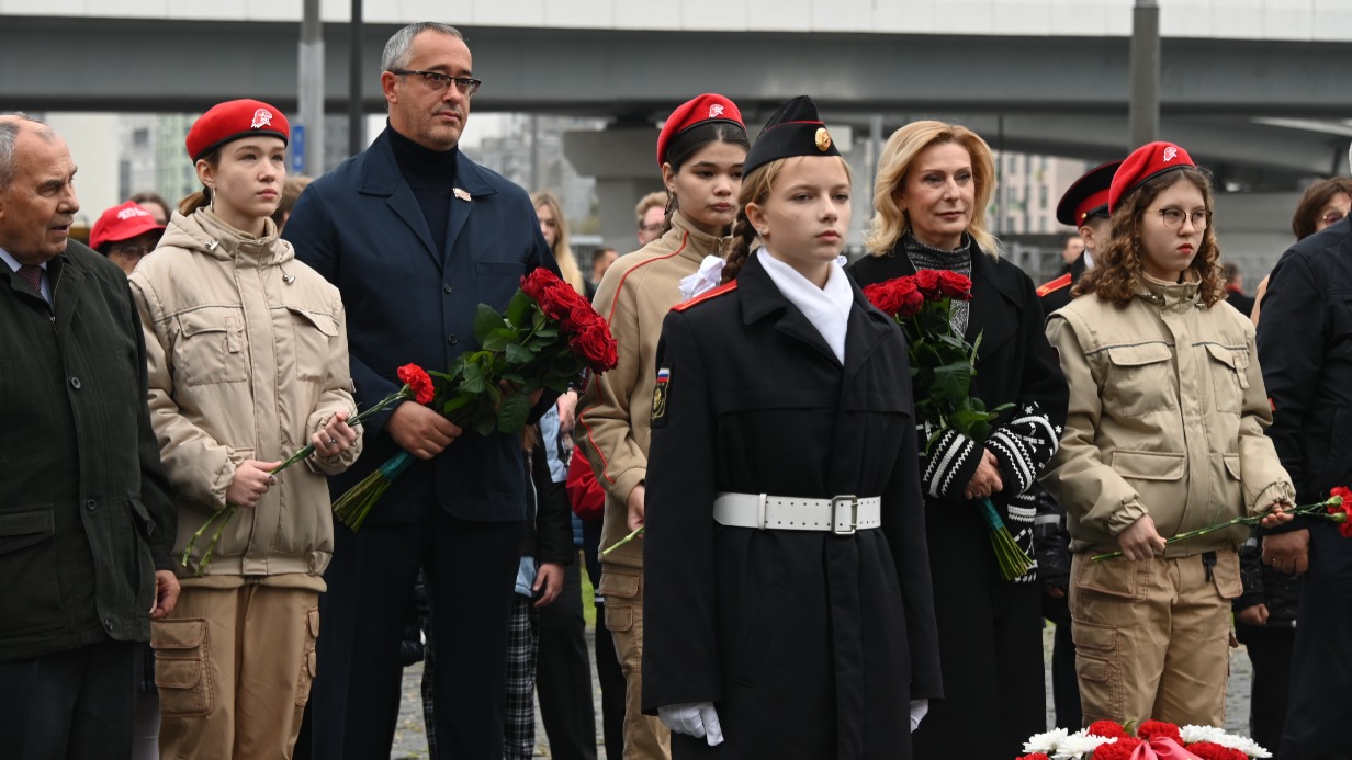 Председатель МГД Алексей Шапошников (третий слева) и сенатор РФ Инна Святенко (крайняя справа) возлагают цветы к памятнику