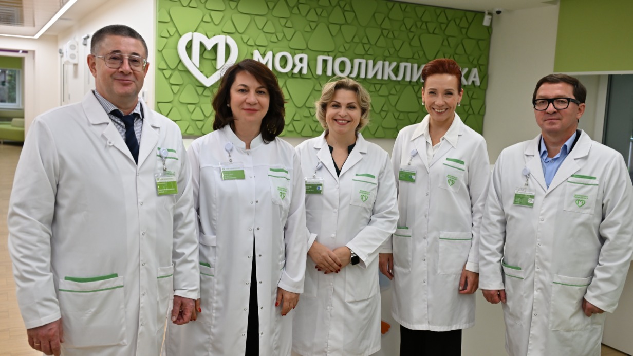 Главные врачи детских поликлиник, открывшихся после реконструкции: Кирилл Чернов, Анжела Кабулова, Татьяна Кижеватова, Дина Русинова и Владимир Краснов. Мэр Москвы Сергей Собянин сообщил, что медучреждения обновили по новому московскому стандарту